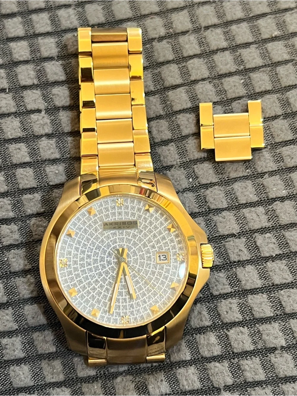 Akribos XXIV stylish gold